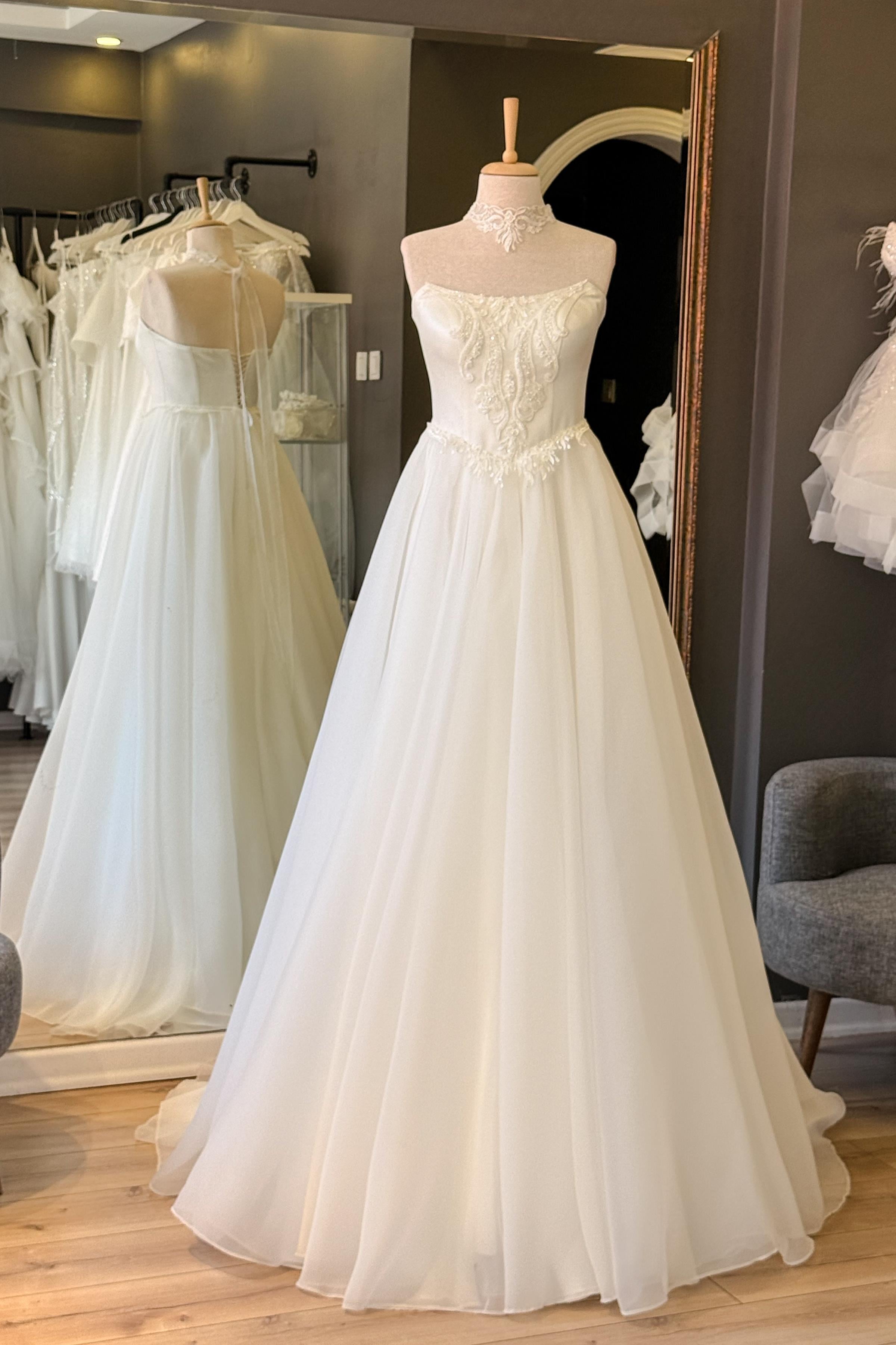 Beyaz Kayık Yaka Dantel Detaylı Kuyruklu Karolin Abiye ve Nikah Elbisesi