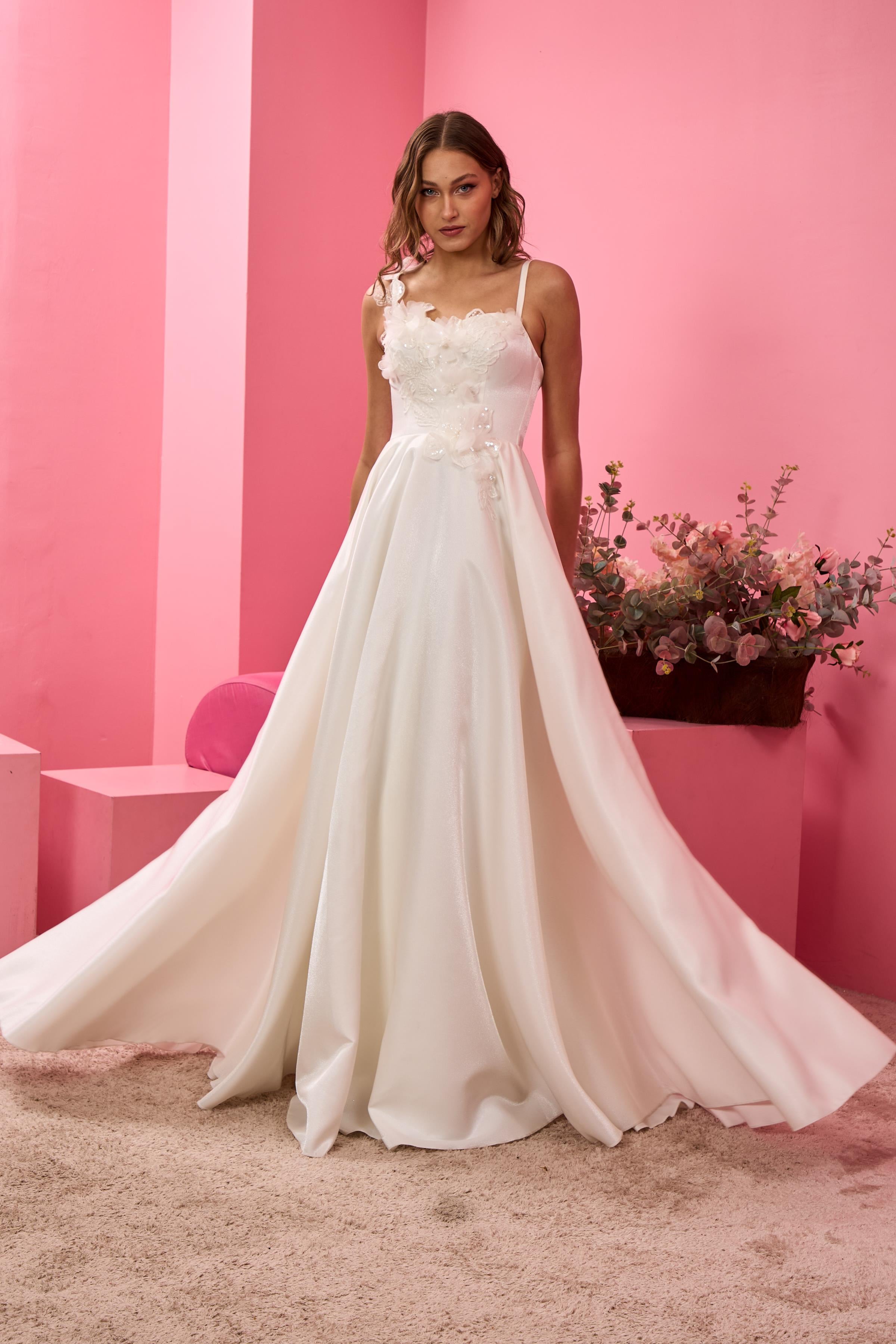 Beyaz Üç Boyutlu Dantel Detaylı Işık Saten Gelinlik ve Nikah Elbisesi