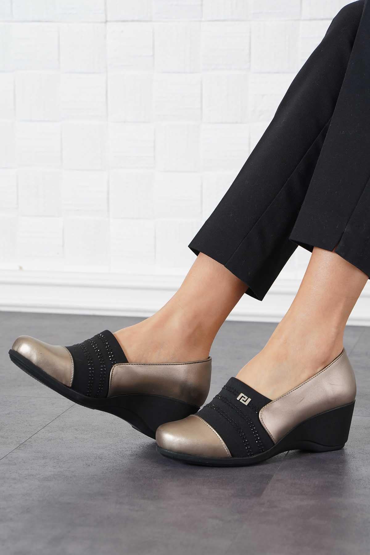 Adele Üç Şerit Taşlı Kadın Dolgu Topukulu Ayakkabı Platin çizgili