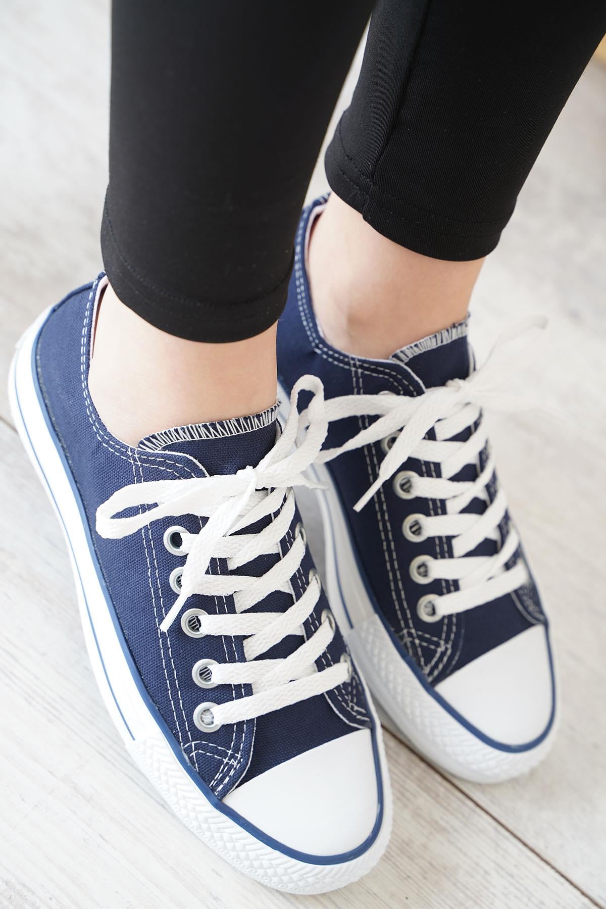 Converse Düz Taban Kısa Kadın Spor Ayakkabı Lacivert