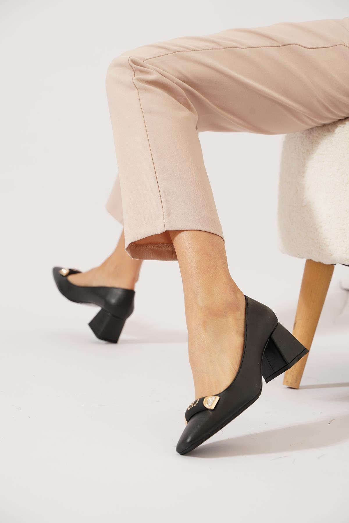 Kelap Küt Burun Taşlı Kadın Topuklu Ayakkabı Siyah Cilt