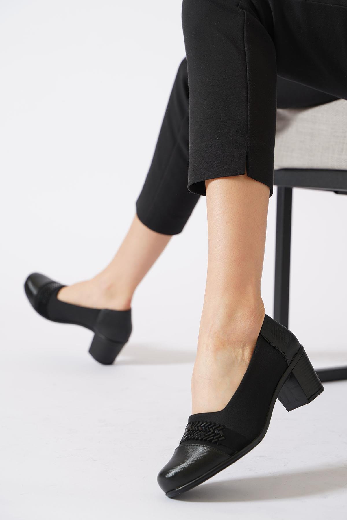 Mirces Steç Taşlı  Alçak Topuklu  Kadın Ayakkabı Siyah