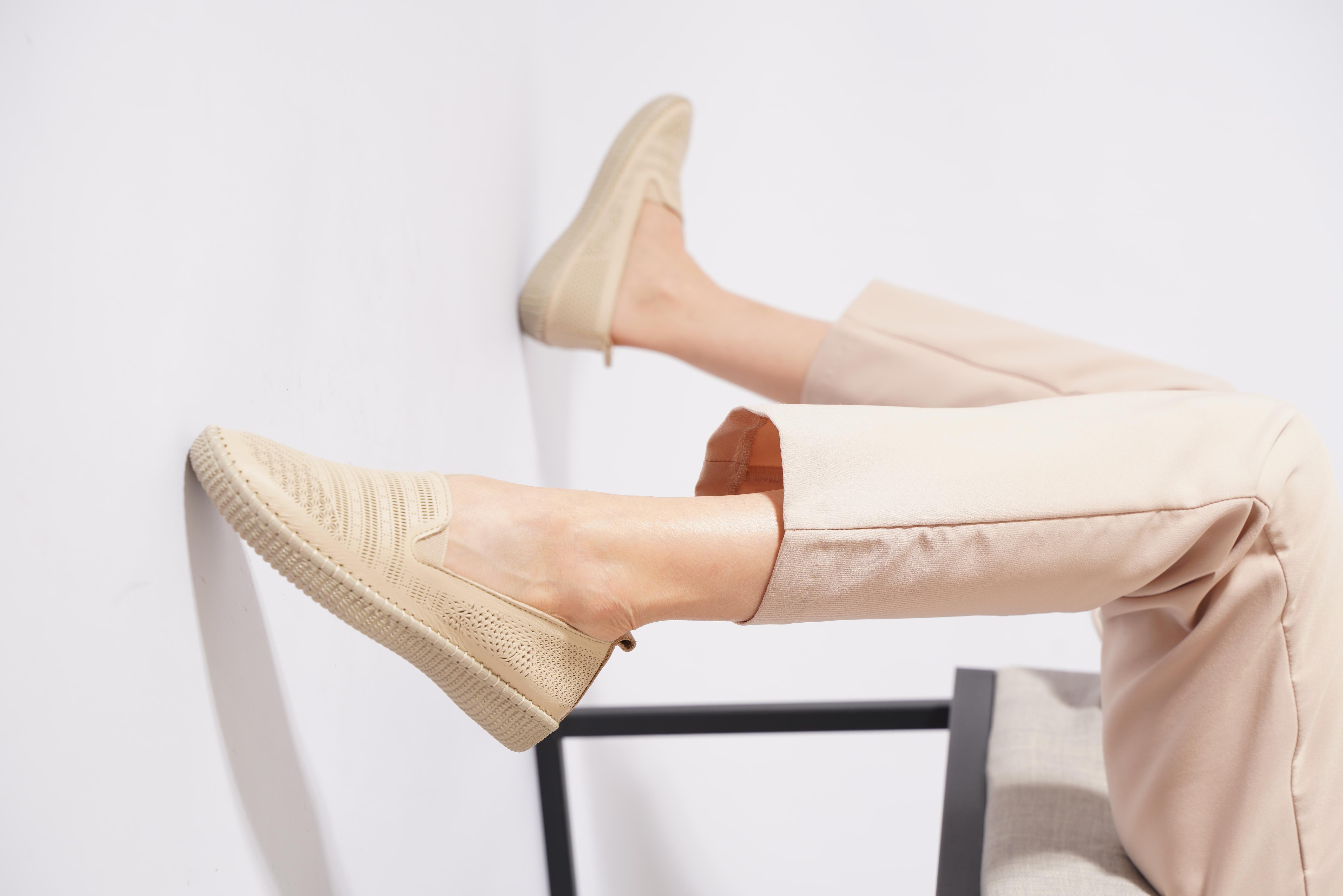 Orsufer Çiçek Lazerli Taban Dikmeli Deri Ortopedik Kadın Ayakkabı Bej Cilt