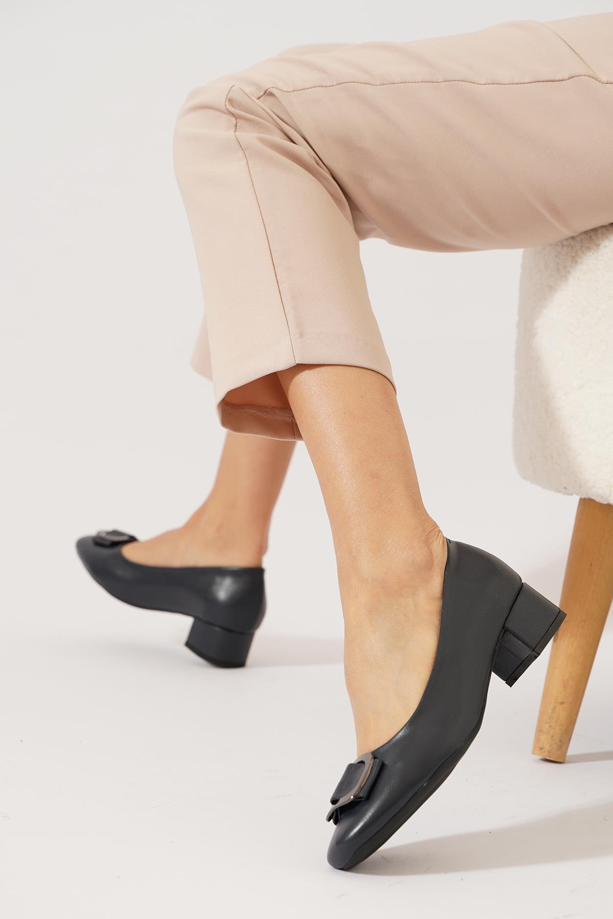 Teras Toka Büzgü Detaylı Kadın Topuklu Ayakkabı Lacivert Cilt