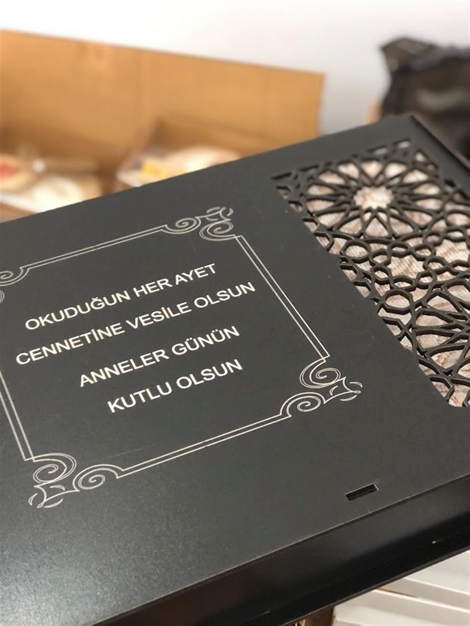 Anneler Gününe Özel Ahşap Kutuda  Kuran-ı Kerim Seccade, Kitap Ayracı Manevi Kutu