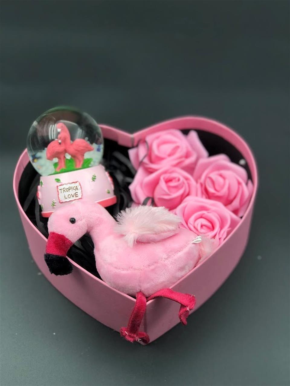 özel yazı ve çiçek ile hazırlanmış kalpli kutuda flamingo küre ve flamingo peluş anahtarlık