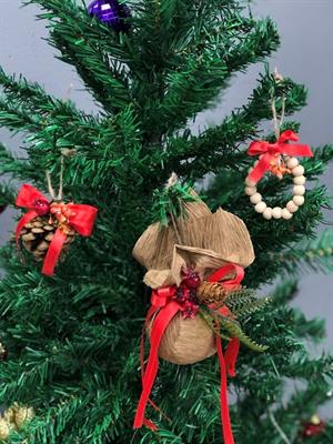 3 Adet Yılbaşı ağacı lüks süslemeli rafya kozalak ve nar süslemeli süslü kozalak ve boncuk süs