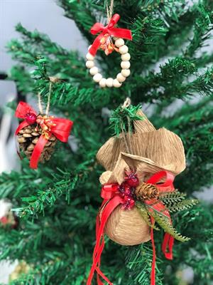 3 Adet Yılbaşı ağacı lüks süslemeli rafya kozalak ve nar süslemeli süslü kozalak ve boncuk süs