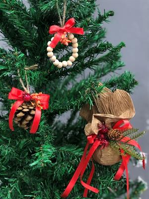 3 Adet Yılbaşı ağacı lüks süslemeli rafya kozalak ve nar süslemeli süslü kozalak ve boncuk süs