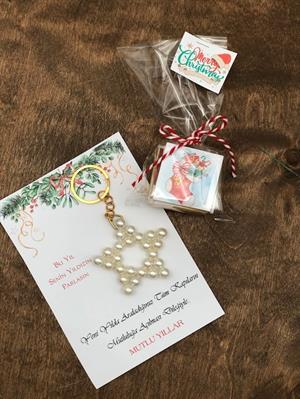 5 Adet Yılbaşı özel baskılı madlen ve 1 Adet Yılbaşı hediyesi Kartlı İnci yıldız anahtarlık