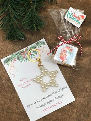 5 Adet Yılbaşı özel baskılı madlen ve 1 Adet Yılbaşı hediyesi Kartlı İnci yıldız anahtarlık