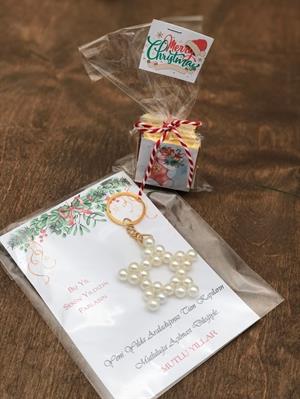 5 Adet Yılbaşı özel baskılı madlen ve 1 Adet Yılbaşı hediyesi Kartlı İnci yıldız anahtarlık