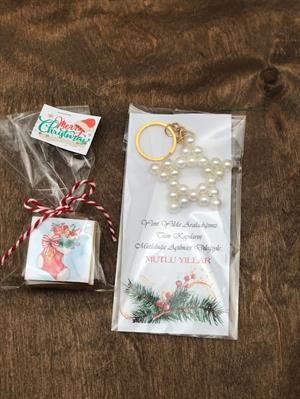 5 Adet Yılbaşı özel baskılı madlen ve 1 Adet Yılbaşı hediyesi Kartlı İnci yıldız anahtarlık