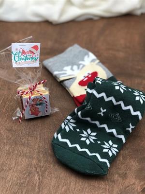 5 Adet Yılbaşı özel baskılı madlen ve 1 Adet Yılbaşı Özel baskılı pamuk çorap