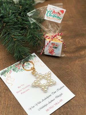 5 Adet Yılbaşı özel baskılı madlen ve 1 Adet Yılbaşı hediyesi Kartlı İnci yıldız anahtarlık