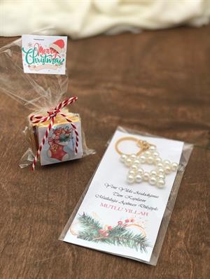 5 Adet Yılbaşı özel baskılı madlen ve 1 Adet Yılbaşı hediyesi Kartlı İnci yıldız anahtarlık