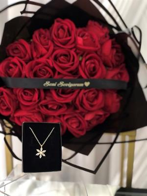 Anneler Günü Sevgililer Günü Hediyesi 19 Adet Yapay Gül Seni Seviyorum Buketi Ve Kolye