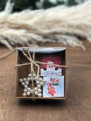 Mini yeni yıl hediye kutusu yılbaşı özel baskılı 2 adet madlen ve inci anahtarlık