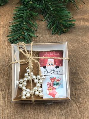 Mini yeni yıl hediye kutusu yılbaşı özel baskılı 2 adet madlen ve inci anahtarlık