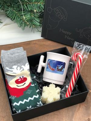 özel kutu içerisinde çorap hediye kupa mum ve baston şeker sevgiliye anneye arkadaşa eşe hediye