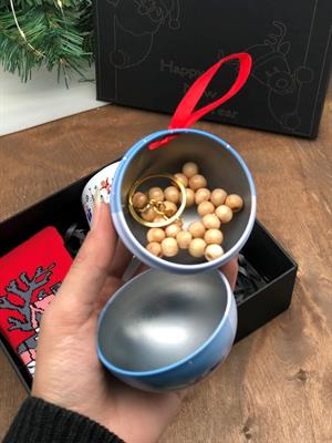 özel kutu içerisinde lüks yılbaşı çam ağacı süsü içinde yıldız anahtarlık,hediye kupa ve çorap