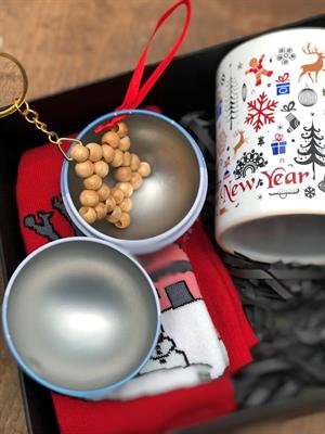 özel kutu içerisinde lüks yılbaşı çam ağacı süsü içinde yıldız anahtarlık,hediye kupa ve çorap