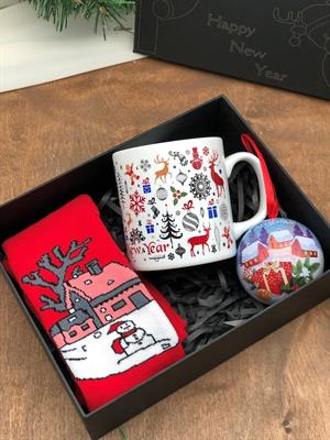 özel kutu içerisinde lüks yılbaşı çam ağacı süsü içinde yıldız anahtarlık,hediye kupa ve çorap