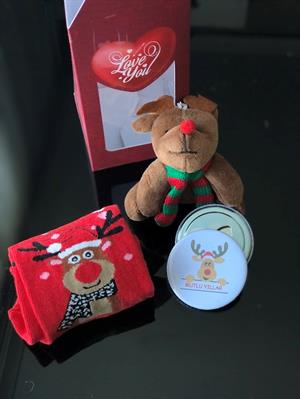 Özel Kutuda Yılbaşı Hediyesi Anahtarlık Yılbaşı Temalı Çorap Ve Açacak Magnet ( Desenler Karışıktır)