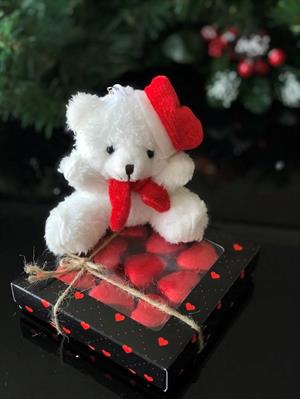 Yeni Yıl Yılbaşı Hediyesi Sevimli Kırmızı Şapkalı Ayıcık Kalpli Çikolata Eşe Sevgiliye Arkadaşa Anne