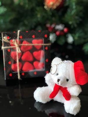 Yeni Yıl Yılbaşı Hediyesi Sevimli Kırmızı Şapkalı Ayıcık Kalpli Çikolata Eşe Sevgiliye Arkadaşa Anne