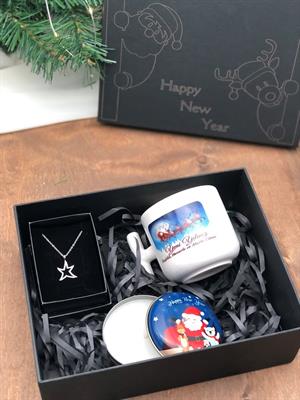 yılbaşı baskılı özel kutu içerisinde metal kutuda mum, zirkon kolye ve yeni yıl baskılı kupa 
