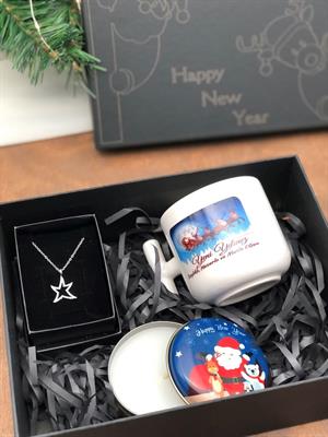 yılbaşı baskılı özel kutu içerisinde metal kutuda mum, zirkon kolye ve yeni yıl baskılı kupa 