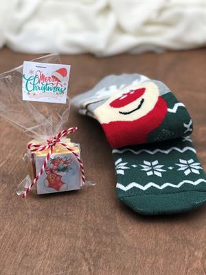 yılbaşı hediyesi baskılı çorap ve 5 adet madlen sevgiliye arkadaşa eşe muhteşem hediye seti