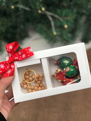 yılbaşı özel kurdaleli kutu içerisinde 3 adet çikolatalı şeker ve yıldız boncuklu anahtarlık