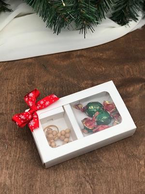 yılbaşı özel kurdaleli kutu içerisinde 3 adet çikolatalı şeker ve yıldız boncuklu anahtarlık