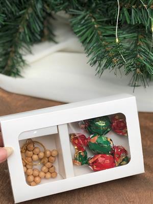 yılbaşı özel kurdaleli kutu içerisinde 3 adet çikolatalı şeker ve yıldız boncuklu anahtarlık