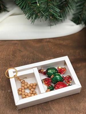 yılbaşı özel kurdaleli kutu içerisinde 3 adet çikolatalı şeker ve yıldız boncuklu anahtarlık