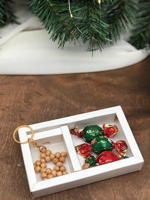 yılbaşı özel kurdaleli kutu içerisinde 3 adet çikolatalı şeker ve yıldız boncuklu anahtarlık