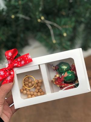 yılbaşı özel kurdaleli kutu içerisinde 3 adet çikolatalı şeker ve yıldız boncuklu anahtarlık