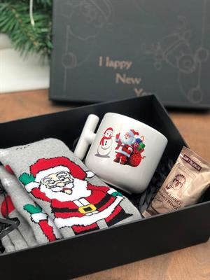 yılbaşı özel kutu içerisinde noel yeni yıl baskılı kupa çorap ve baston şeker