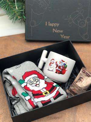 yılbaşı özel kutu içerisinde noel yeni yıl baskılı kupa çorap ve baston şeker