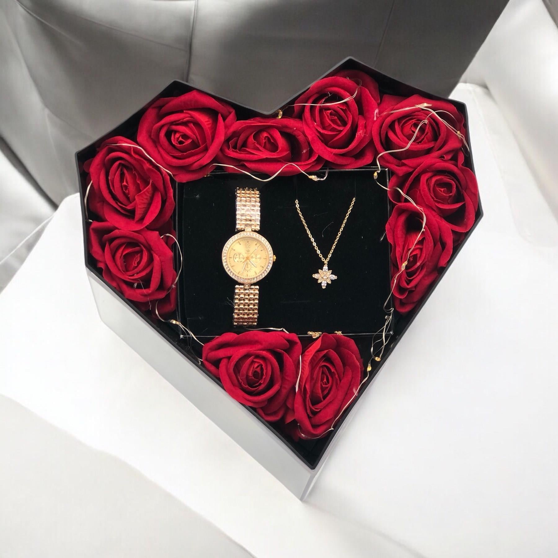Anneler Günü Hediyesi Sevginin Sembolü Kırmızı Gül ve Anneye Özel Saat