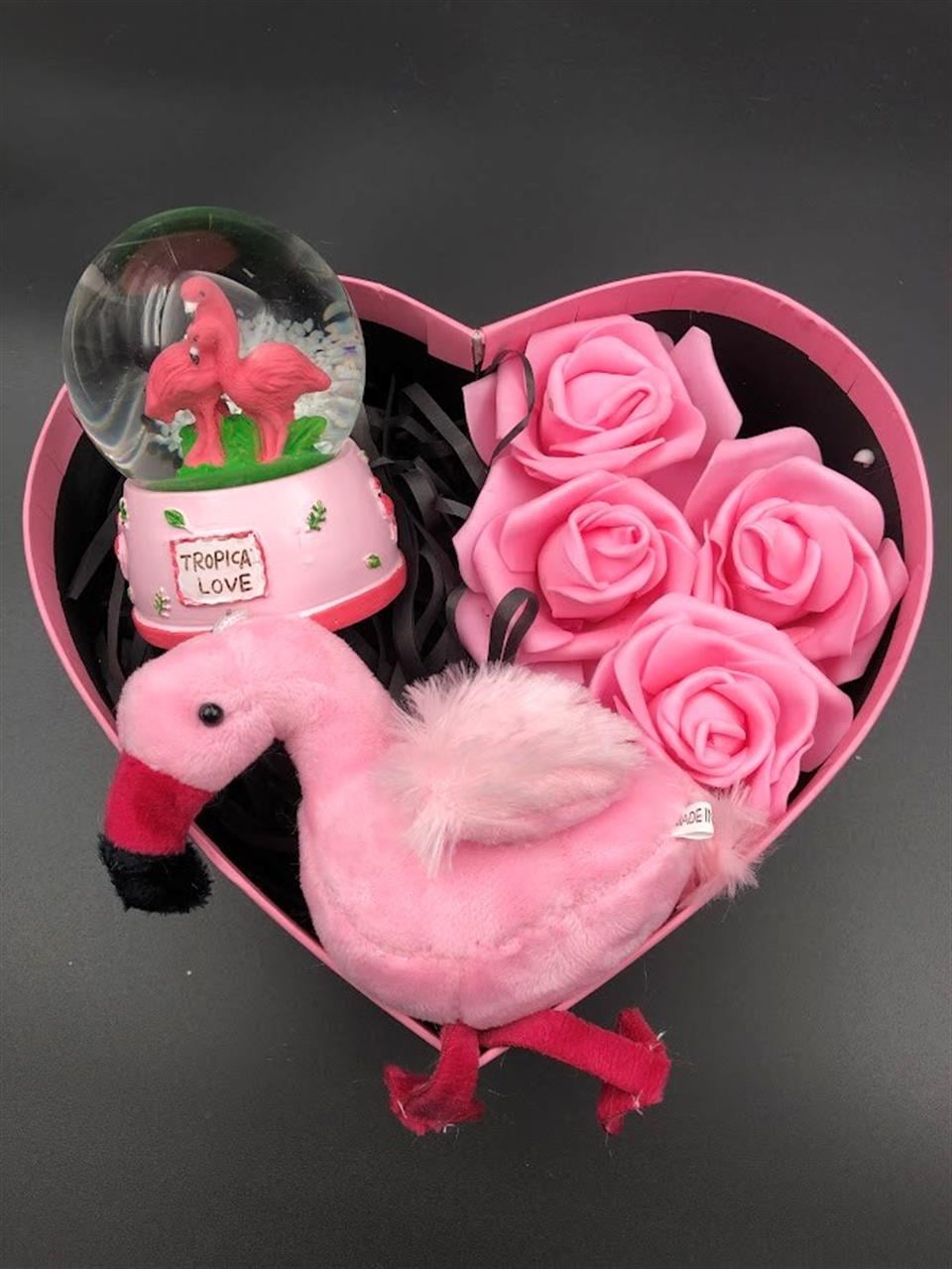 özel yazı ve çiçek ile hazırlanmış kalpli kutuda flamingo küre ve flamingo peluş anahtarlık
