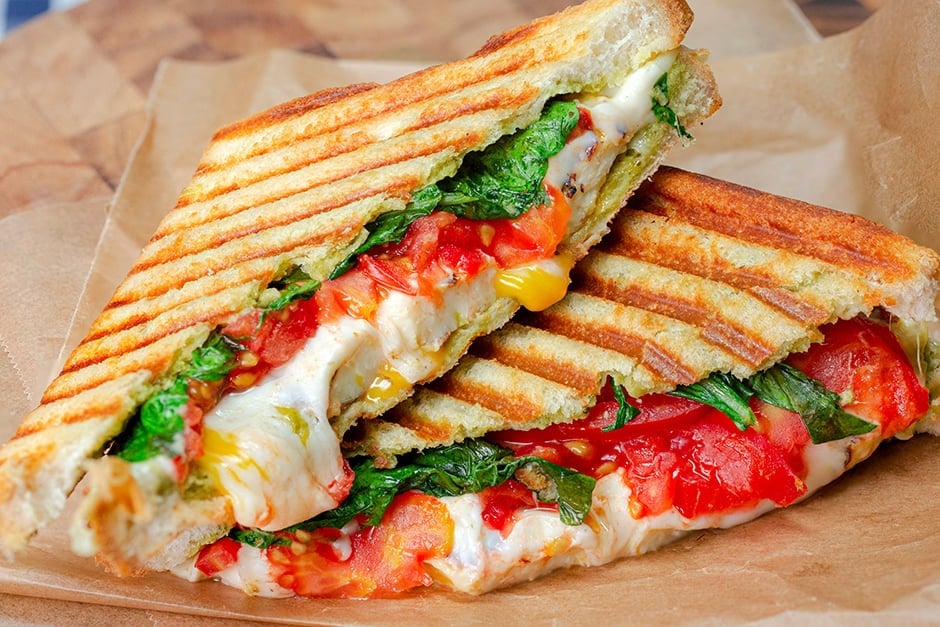 En İyi Beyaz Peynirle Yapılan Lezzetli ve Sağlıklı Domatesli Tost Tarifi