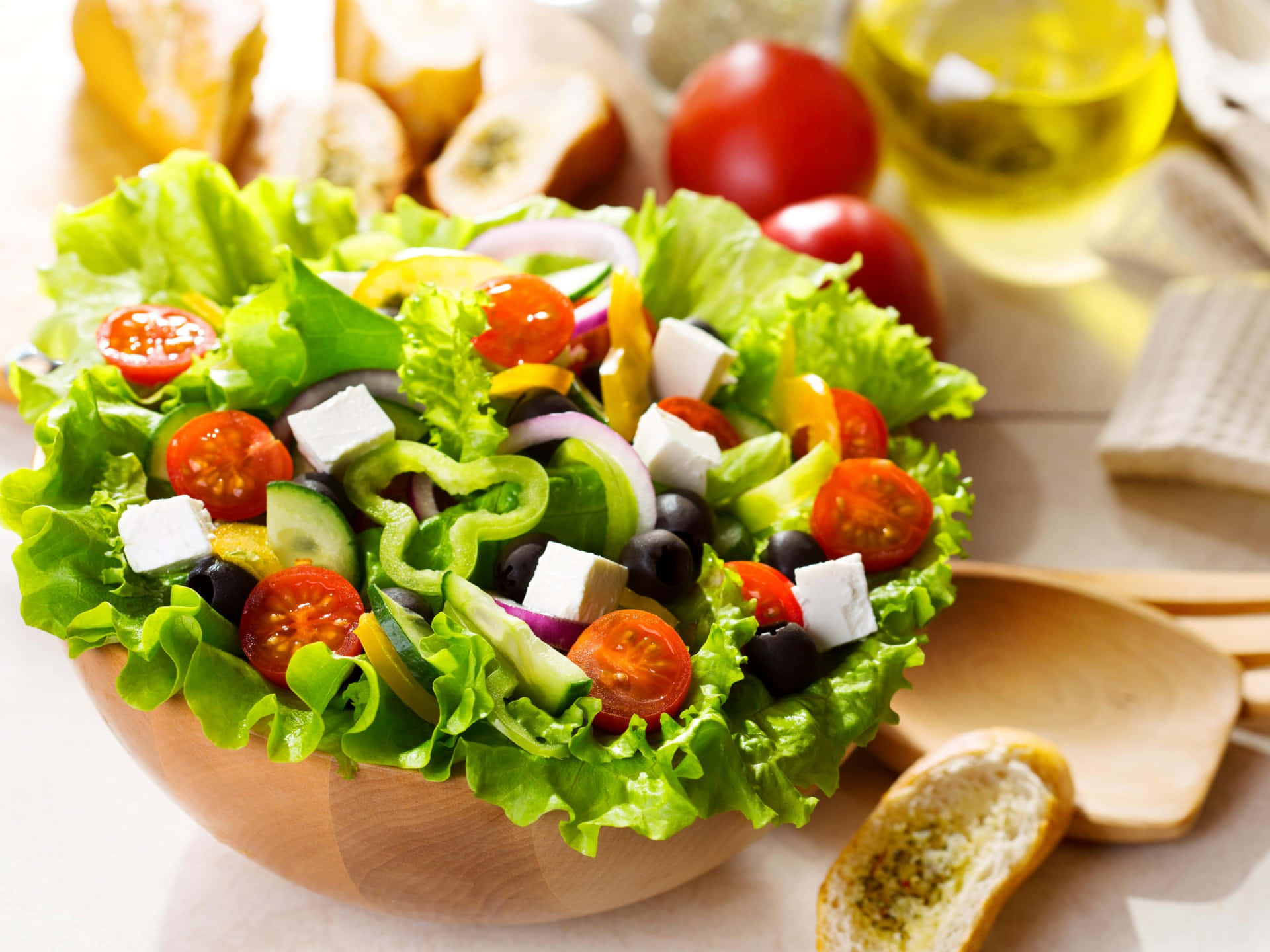 Serinletici Peynir Salatası Tarifi: Yazın En Hafif Lezzeti