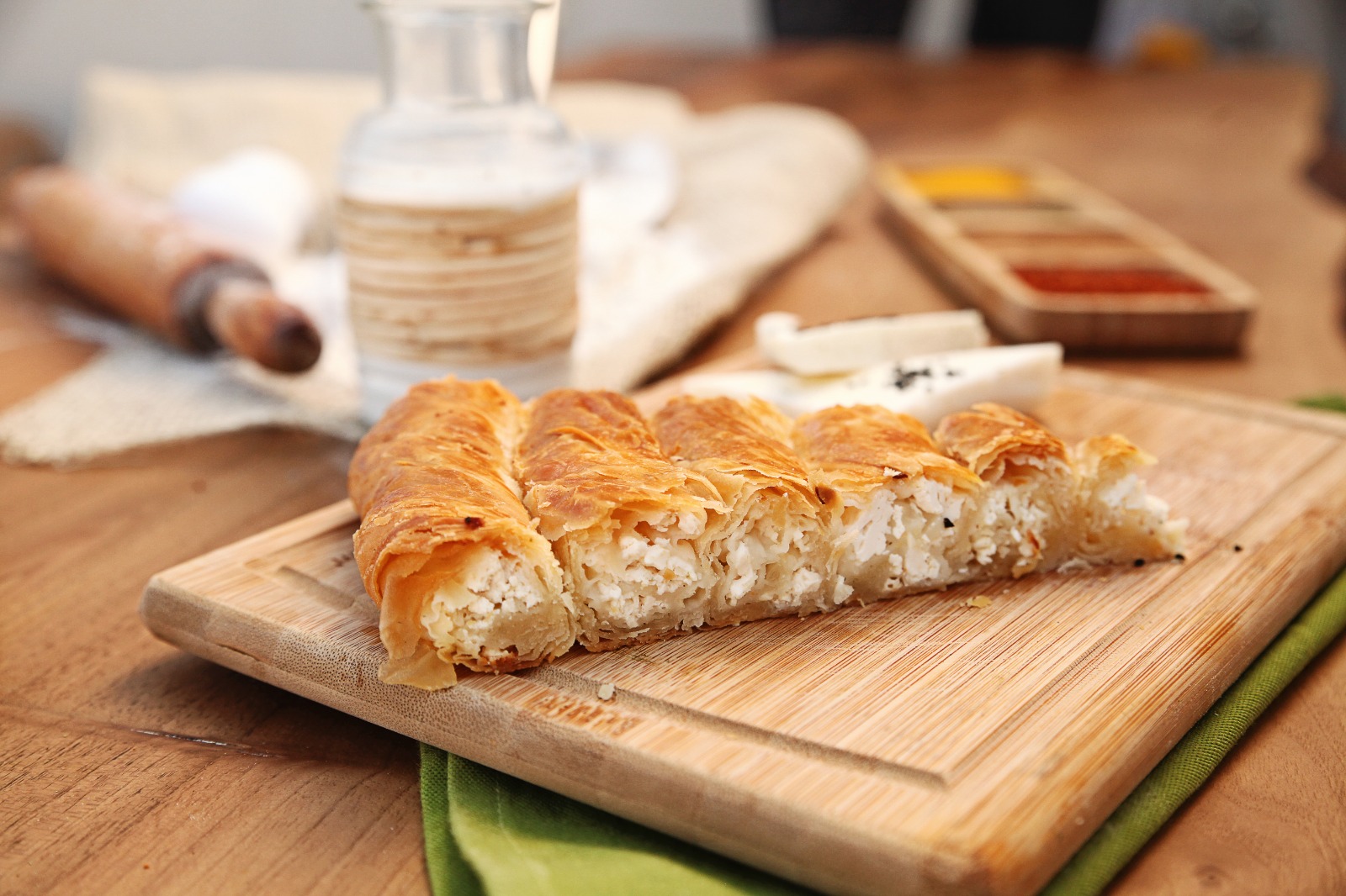 Yaman Peynircilik'ten Enfes Peynirli Börek Lezzeti