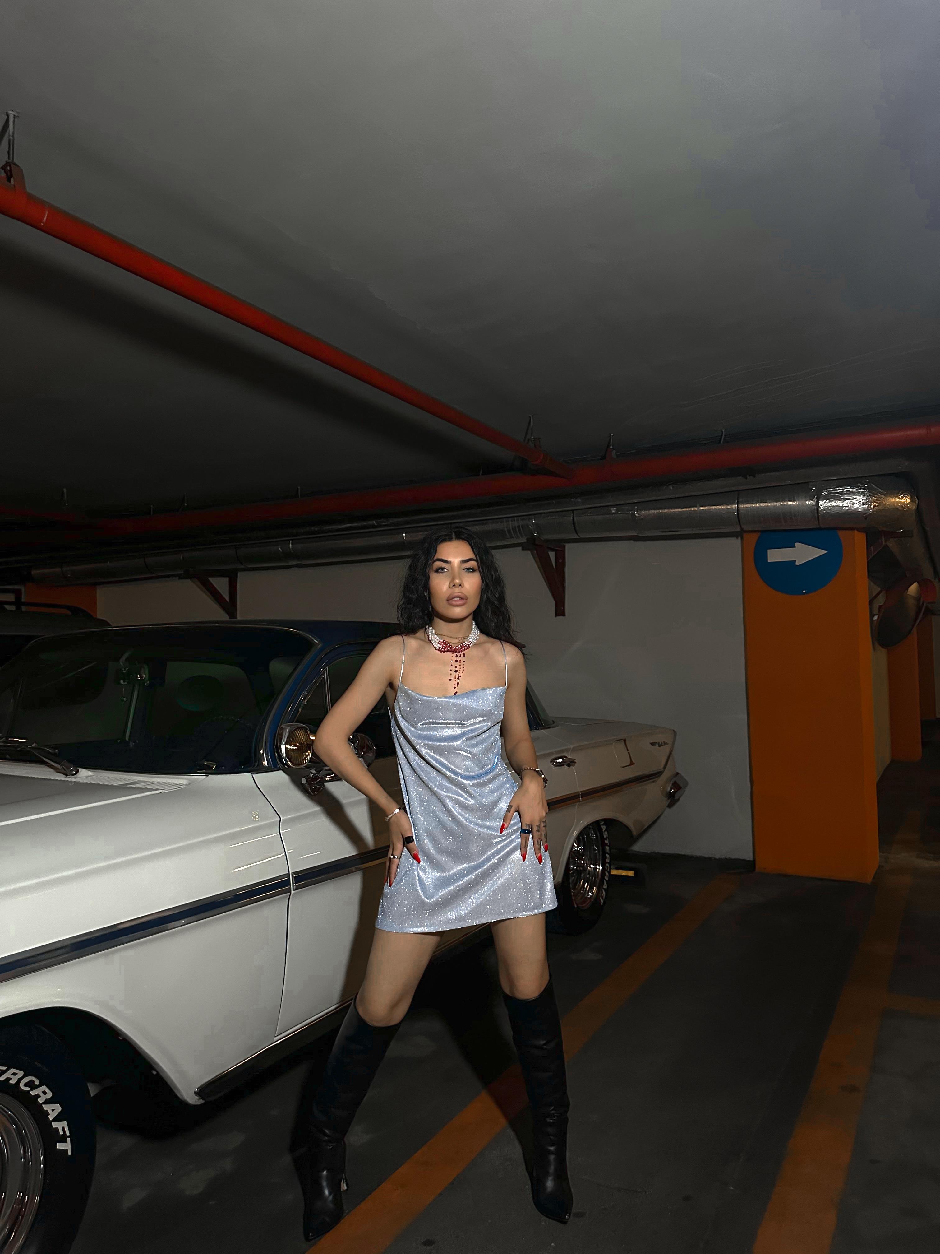 ÖZEL TASARIM LOGOLU KOYU PEMBE MİNİ ASKILI ELBİSE