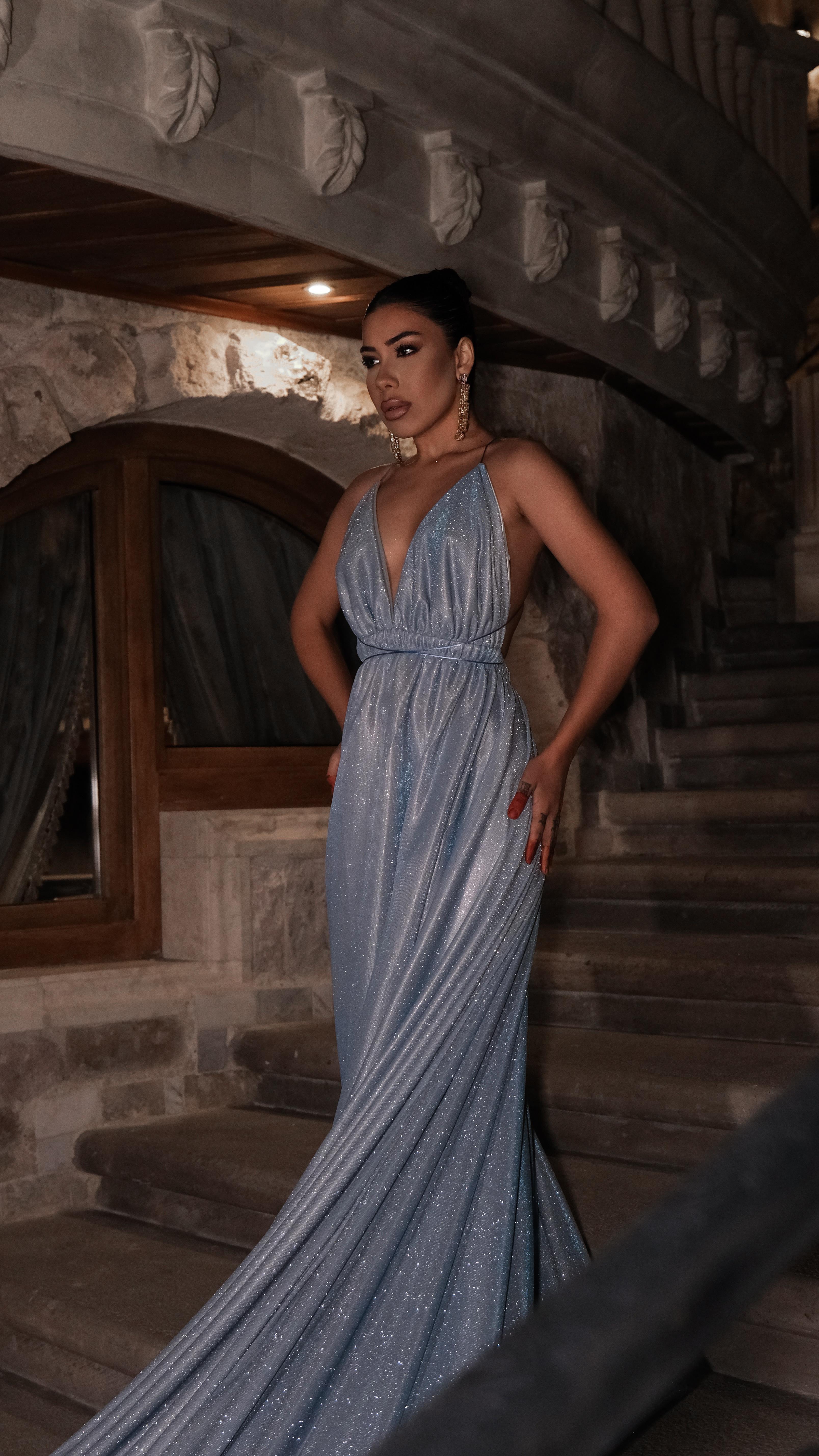 Özel Tasarım Simli Uzun Kuyruklu Elbise