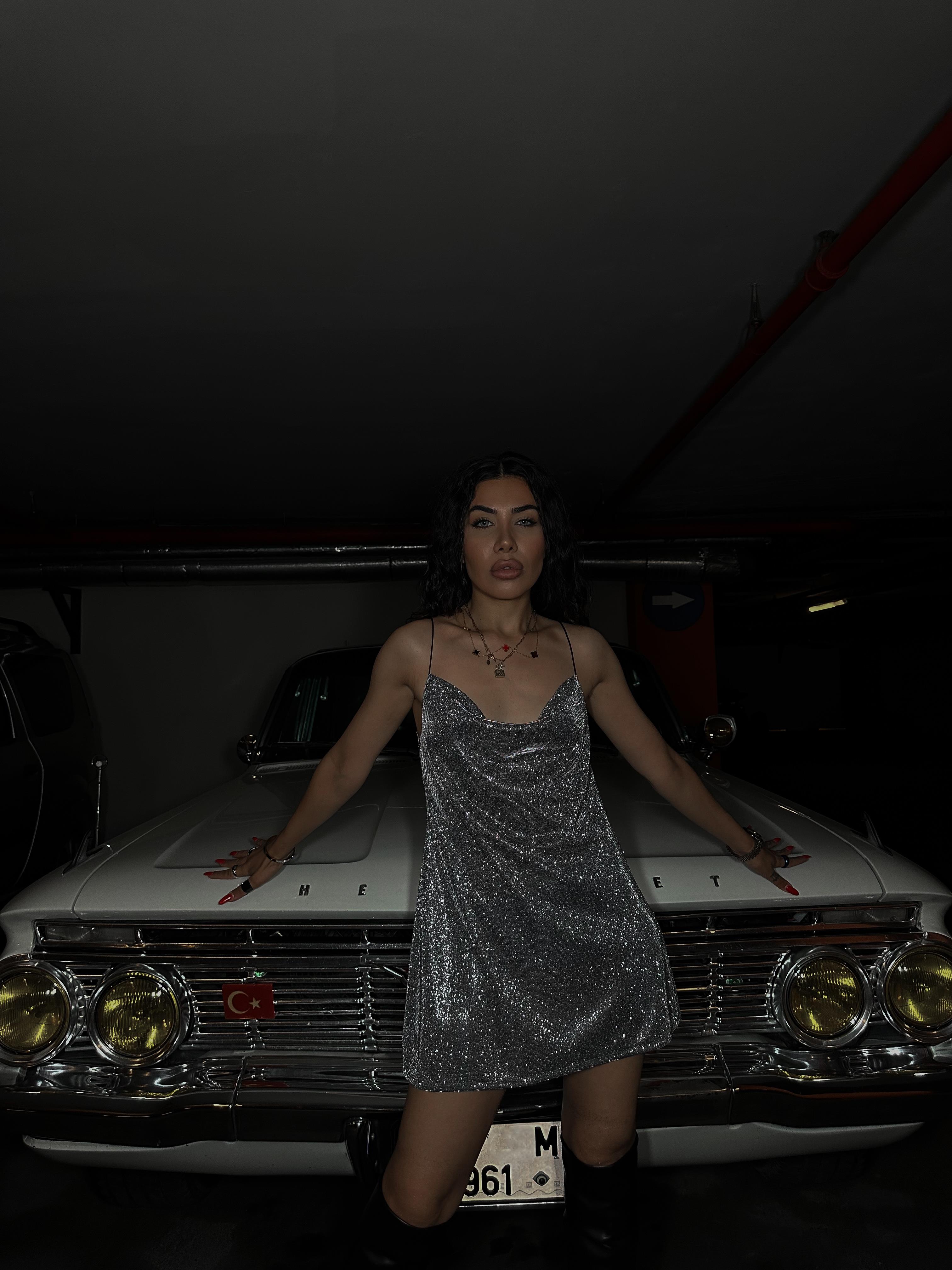 ÖZEL TASARIM LOGOLU KOYU PEMBE MİNİ ASKILI ELBİSE