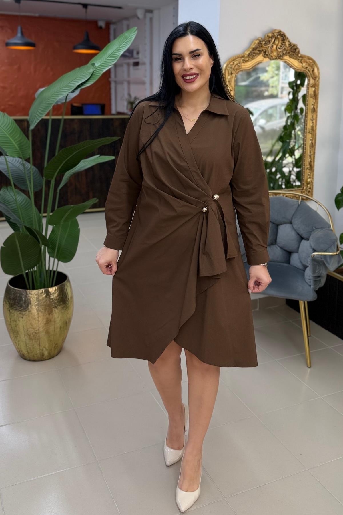 BEL BROŞLU BÜYÜK BEDEN ELBİSE